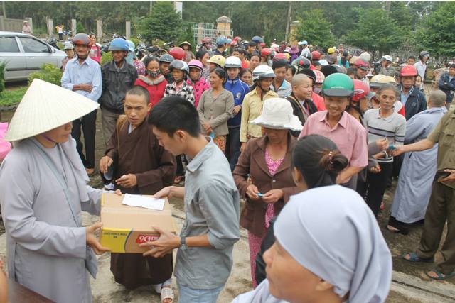 Hội Khai Tâm, Hội 14 Chữ và CLB Làn Gió Ấm: Cảm động chuyến phát quà tại tỉnh Quảng Trị