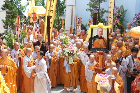 Những Hình Ảnh Cuối Cùng Trước Khi Nhập Kim Quan Bảo Tháp Của Cố Ni Trưởng Hải Triều Âm