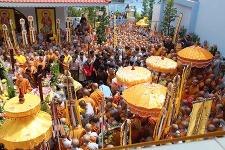 Những Hình Ảnh Cuối Cùng Trước Khi Nhập Kim Quan Bảo Tháp Của Cố Ni Trưởng Hải Triều Âm