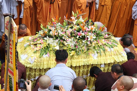 Những Hình Ảnh Cuối Cùng Trước Khi Nhập Kim Quan Bảo Tháp Của Cố Ni Trưởng Hải Triều Âm