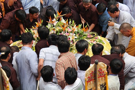 Những Hình Ảnh Cuối Cùng Trước Khi Nhập Kim Quan Bảo Tháp Của Cố Ni Trưởng Hải Triều Âm