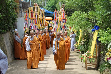 Những Hình Ảnh Cuối Cùng Trước Khi Nhập Kim Quan Bảo Tháp Của Cố Ni Trưởng Hải Triều Âm