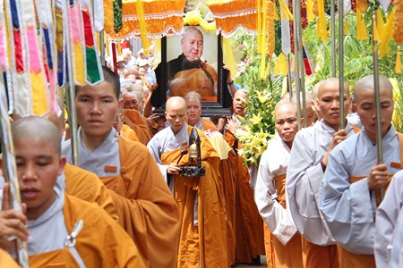 Những Hình Ảnh Cuối Cùng Trước Khi Nhập Kim Quan Bảo Tháp Của Cố Ni Trưởng Hải Triều Âm