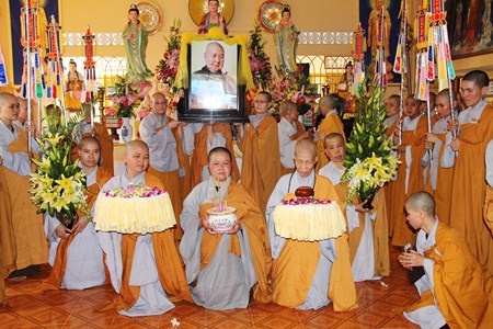 Những Hình Ảnh Cuối Cùng Trước Khi Nhập Kim Quan Bảo Tháp Của Cố Ni Trưởng Hải Triều Âm