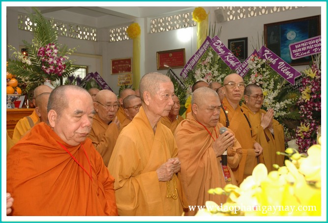 Chùm ảnh: Ban trị sự GHPGVN TP. HCM viếng giác linh HT. Thích Đạt Đạo