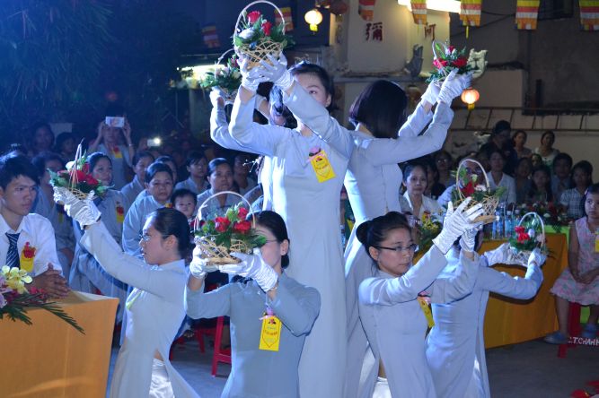 TP.HCM: Lễ cài hoa hồng, dâng quà hiếu hạnh và văn nghệ Vu Lan tại chùa Thiên Chánh