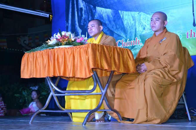 TP.HCM: Lễ cài hoa hồng, dâng quà hiếu hạnh và văn nghệ Vu Lan tại chùa Thiên Chánh