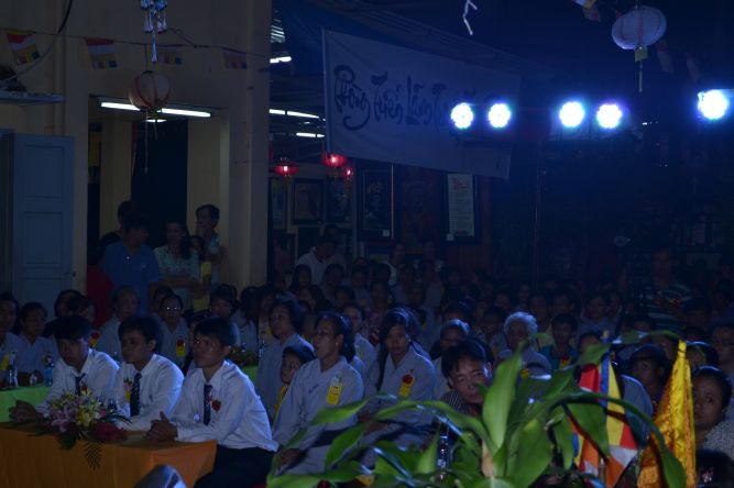 TP.HCM: Lễ cài hoa hồng, dâng quà hiếu hạnh và văn nghệ Vu Lan tại chùa Thiên Chánh