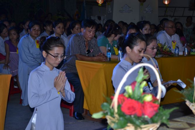 TP.HCM: Lễ cài hoa hồng, dâng quà hiếu hạnh và văn nghệ Vu Lan tại chùa Thiên Chánh