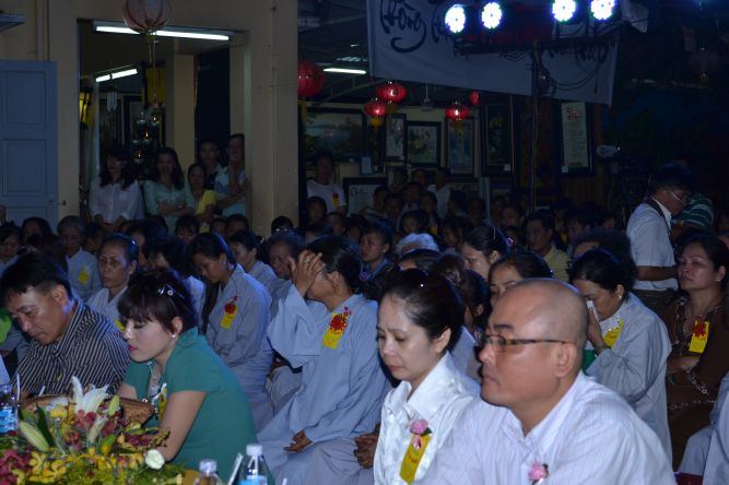TP.HCM: Lễ cài hoa hồng, dâng quà hiếu hạnh và văn nghệ Vu Lan tại chùa Thiên Chánh