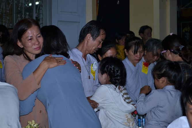 TP.HCM: Lễ cài hoa hồng, dâng quà hiếu hạnh và văn nghệ Vu Lan tại chùa Thiên Chánh