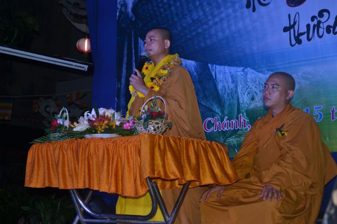 TP.HCM: Lễ cài hoa hồng, dâng quà hiếu hạnh và văn nghệ Vu Lan tại chùa Thiên Chánh