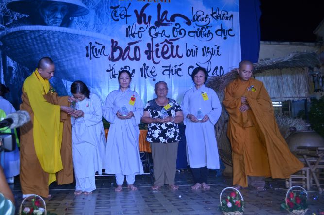 TP.HCM: Lễ cài hoa hồng, dâng quà hiếu hạnh và văn nghệ Vu Lan tại chùa Thiên Chánh