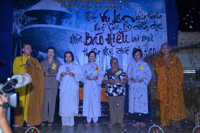 TP.HCM: Lễ cài hoa hồng, dâng quà hiếu hạnh và văn nghệ Vu Lan tại chùa Thiên Chánh