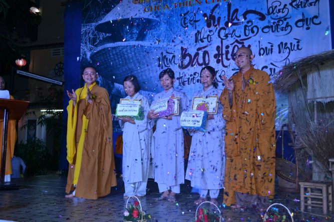 TP.HCM: Lễ cài hoa hồng, dâng quà hiếu hạnh và văn nghệ Vu Lan tại chùa Thiên Chánh