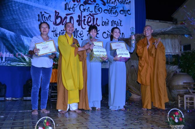 TP.HCM: Lễ cài hoa hồng, dâng quà hiếu hạnh và văn nghệ Vu Lan tại chùa Thiên Chánh