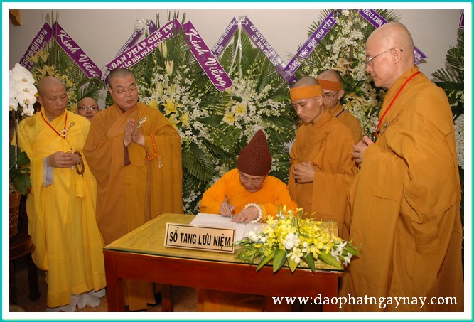 Chùm ảnh: HĐCM - HĐTS GHPGVN viếng giác linh HT. Thích Đạt Đạo