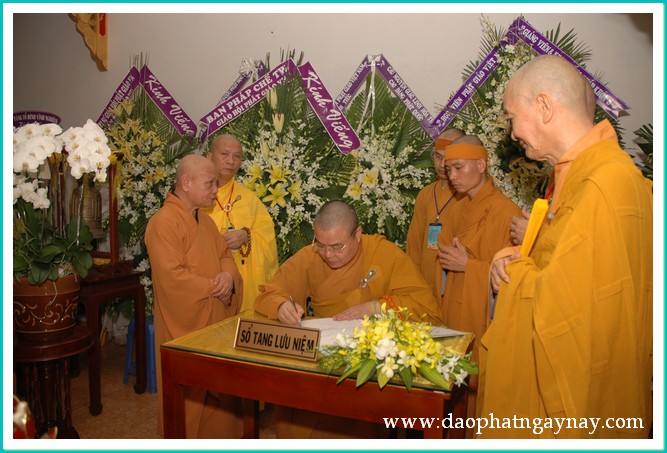 Chùm ảnh: HĐCM - HĐTS GHPGVN viếng giác linh HT. Thích Đạt Đạo