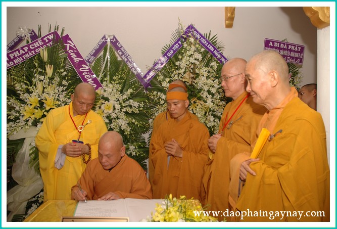 Chùm ảnh: HĐCM - HĐTS GHPGVN viếng giác linh HT. Thích Đạt Đạo
