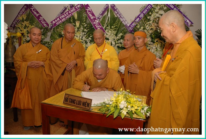 Chùm ảnh: HĐCM - HĐTS GHPGVN viếng giác linh HT. Thích Đạt Đạo
