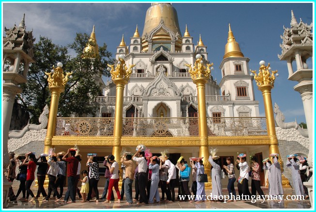 Chùm ảnh: Đại lễ dâng y Kathina tại tổ đình Bửu Long - Q9 - PL: 2557 - DL: 2013