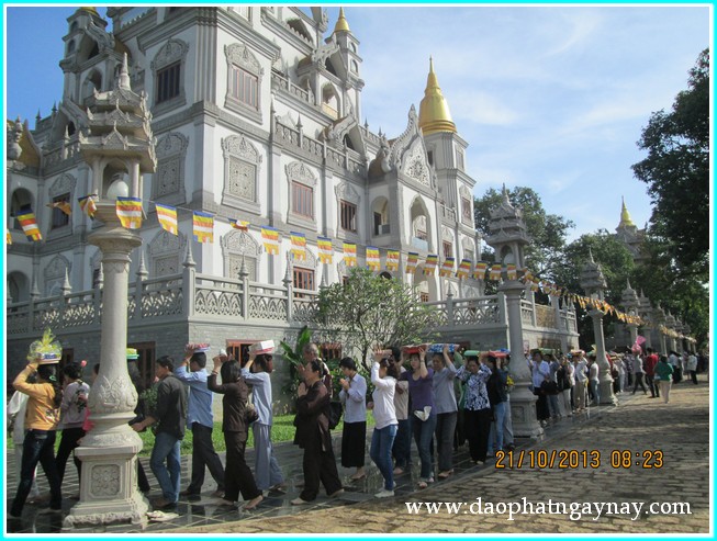 Chùm ảnh: Đại lễ dâng y Kathina tại tổ đình Bửu Long - Q9 - PL: 2557 - DL: 2013