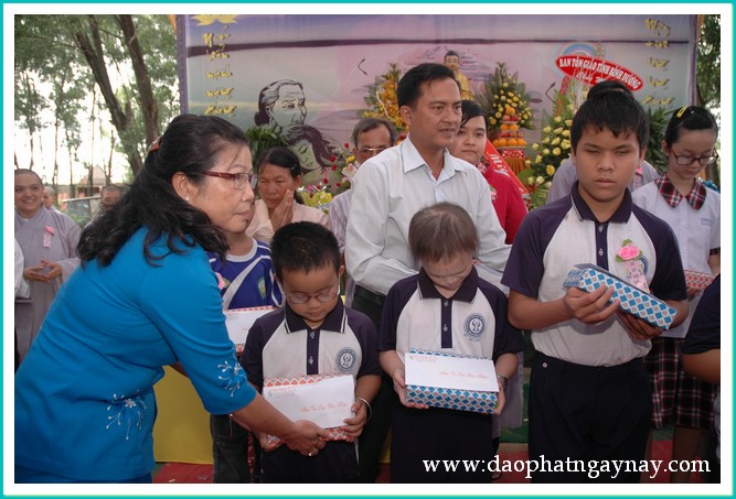 Bình Dương: Tấm lòng hiếu đạo của người khiếm thị