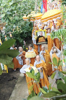 Hình Ảnh Cung Thỉnh Linh Mô Ni Trưởng Hải Triều Âm Tham Phật Yết Tổ