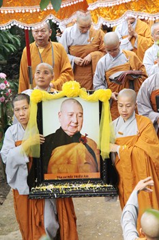 Hình Ảnh Cung Thỉnh Linh Mô Ni Trưởng Hải Triều Âm Tham Phật Yết Tổ