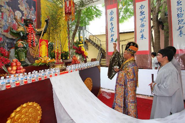 Ngày đầu Pháp hội niệm Phật cầu nguyện Quốc Thái Dân An cầu siêu sản nạn, thai nhi chùa Từ Quang – 2013