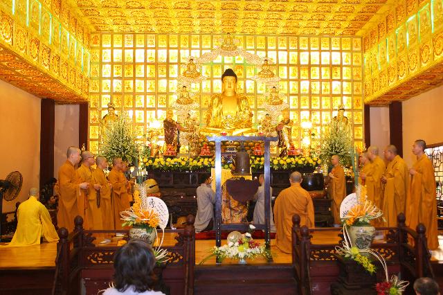Ngày đầu Pháp hội niệm Phật cầu nguyện Quốc Thái Dân An cầu siêu sản nạn, thai nhi chùa Từ Quang – 2013