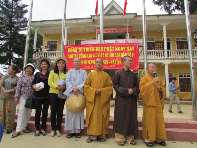 Quỹ Từ thiện Đạo Phật Ngày Nay cứu trợ miền Trung đợt 2 tại Hà Tĩnh và Đà Nẵng