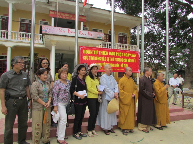 Quỹ Từ thiện Đạo Phật Ngày Nay cứu trợ miền Trung đợt 2 tại Hà Tĩnh và Đà Nẵng