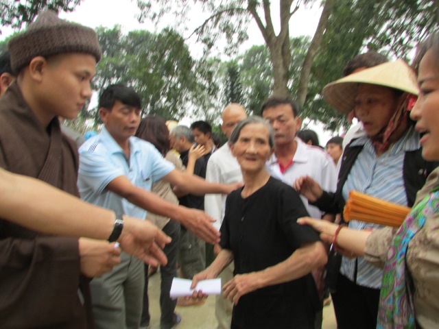 Quỹ Từ thiện Đạo Phật Ngày Nay cứu trợ miền Trung đợt 2 tại Hà Tĩnh và Đà Nẵng