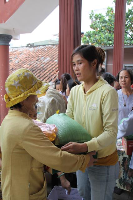 Tổ đình Giác Sanh tặng 600 phần quà từ thiện nhân mùa Vu Lan - Báo Hiếu