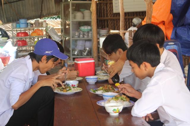 Đồng Tháp: Bếp Ăn Khuyến Học Chùa Bửu Nghiêm