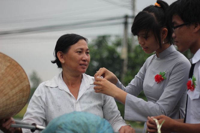 Long An: Bông hồng vào làng trong mùa Vu lan tại chùa Khánh Ninh