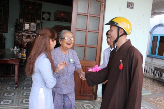 Long An: Bông hồng vào làng trong mùa Vu lan tại chùa Khánh Ninh
