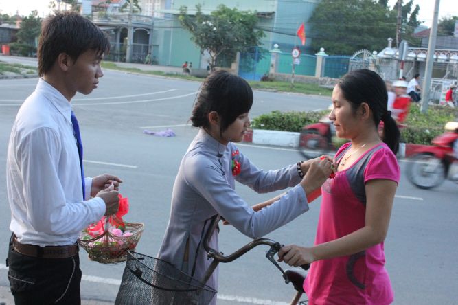 Long An: Bông hồng vào làng trong mùa Vu lan tại chùa Khánh Ninh
