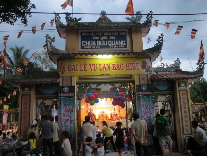 Bến Tre: Đại lễ chúc thọ, dâng y và cài hoa hồng tại chùa Bửu Quang