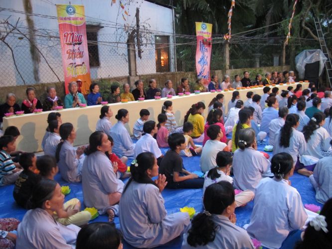 Bến Tre: Đại lễ chúc thọ, dâng y và cài hoa hồng tại chùa Bửu Quang