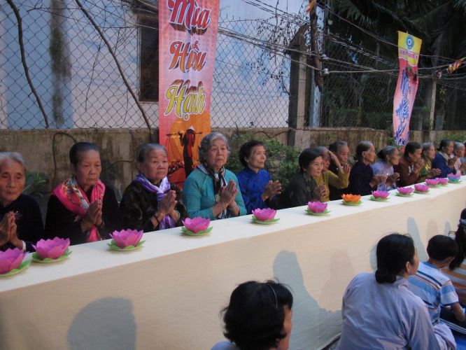 Bến Tre: Đại lễ chúc thọ, dâng y và cài hoa hồng tại chùa Bửu Quang