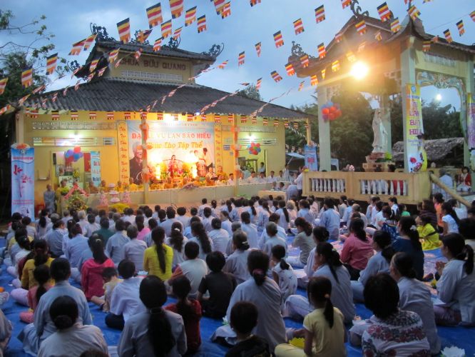 Bến Tre: Đại lễ chúc thọ, dâng y và cài hoa hồng tại chùa Bửu Quang