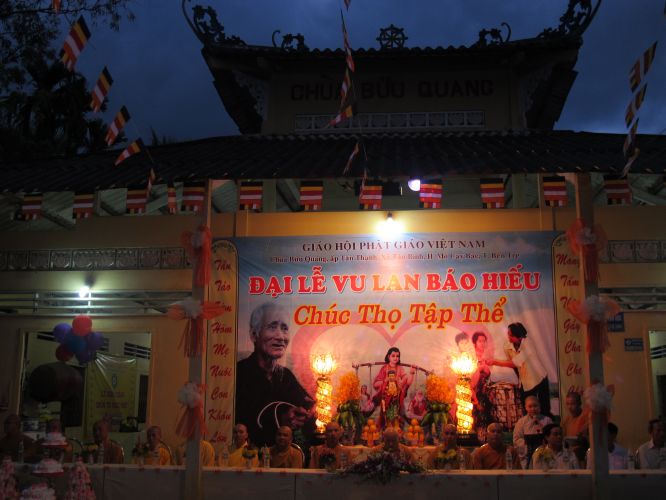 Bến Tre: Đại lễ chúc thọ, dâng y và cài hoa hồng tại chùa Bửu Quang