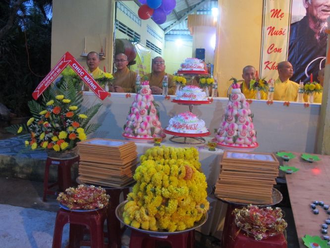 Bến Tre: Đại lễ chúc thọ, dâng y và cài hoa hồng tại chùa Bửu Quang