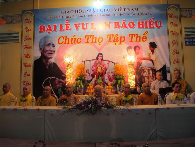 Bến Tre: Đại lễ chúc thọ, dâng y và cài hoa hồng tại chùa Bửu Quang