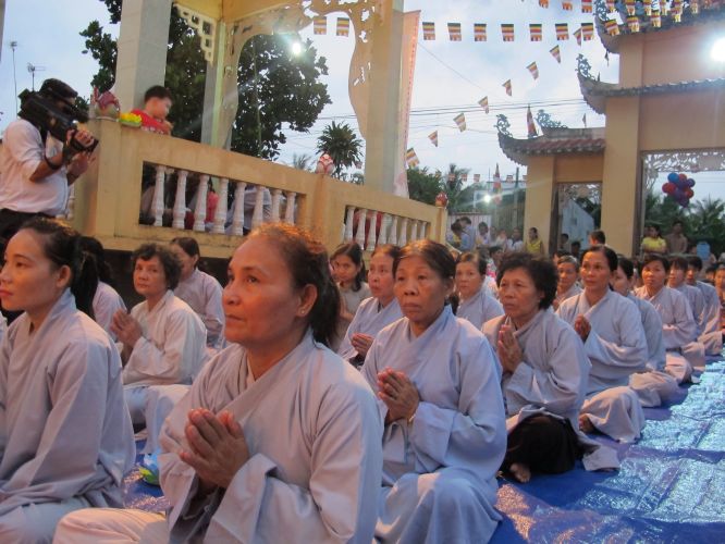 Bến Tre: Đại lễ chúc thọ, dâng y và cài hoa hồng tại chùa Bửu Quang