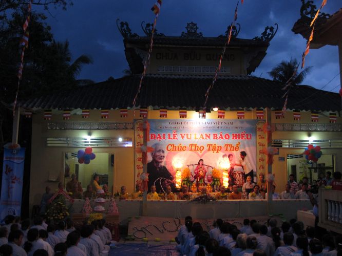 Bến Tre: Đại lễ chúc thọ, dâng y và cài hoa hồng tại chùa Bửu Quang
