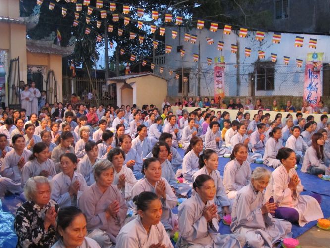 Bến Tre: Đại lễ chúc thọ, dâng y và cài hoa hồng tại chùa Bửu Quang