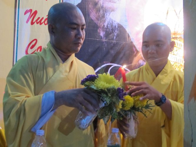 Bến Tre: Đại lễ chúc thọ, dâng y và cài hoa hồng tại chùa Bửu Quang